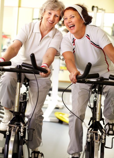 Ältere Damen beim Indoor-Cycling im Fitnss-Studio Bremen