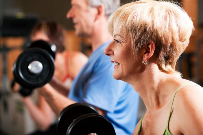 Ältere Frau trainiert im Fitnessstudio Sport Aktiv Bremen